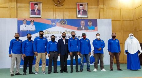 Foto : 8 Anggota Muda PWI Langsa foto bersama Ketua PWI Aceh didampingi Ketua PWI Langsa.