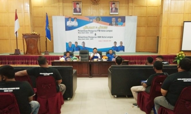 
 Teks Foto : Kepala SJI PWI Aceh, Iranda (di tengah) saat memberikan materi pada KLW yang diselenggarakan PWI Kota Langsa di Aula Cakra Donya.