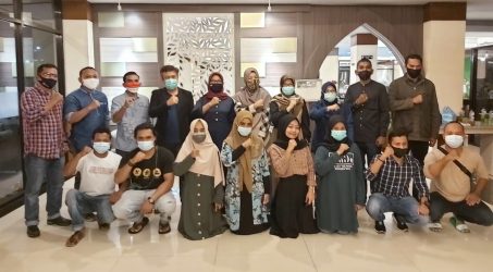 Teks : Sesi foto bersama para peserta SKPP Nasional bersama Kordiv PHL Kab/Kota selepas pembekalan oleh Ketua Panwaslih Aceh. Minggu (15/11/2020) di Banda Aceh.