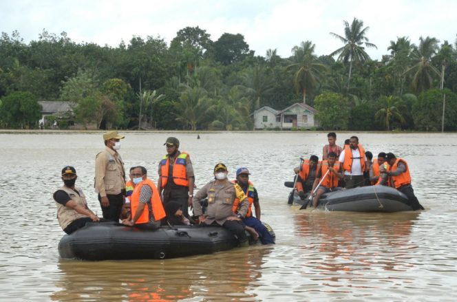 
 Bupati Rocky Evakuasi Jasad Bocah Korban Banjir