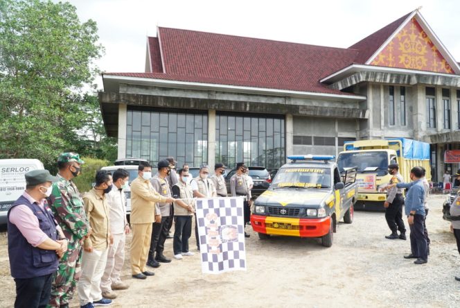 
 Sekretaris Daerah pemkab Rokan hulu Bersama Kapolres Rohul Lepas Logistik Pilkada menuju PPS Dan PPK