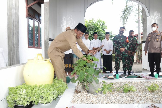 Bupati Aceh Timur bersama Dandim dan Kapolres Aceh Timur ziarah ke makam Ulama Kharismatik Aceh Alm Tgk H. Bukhari atau Ayah Leuge di komplek Ponpes Asasul Islamiah Peureulak, Rabu 8 Desember 2020. Foto Humas Setdakab Aceh Timur