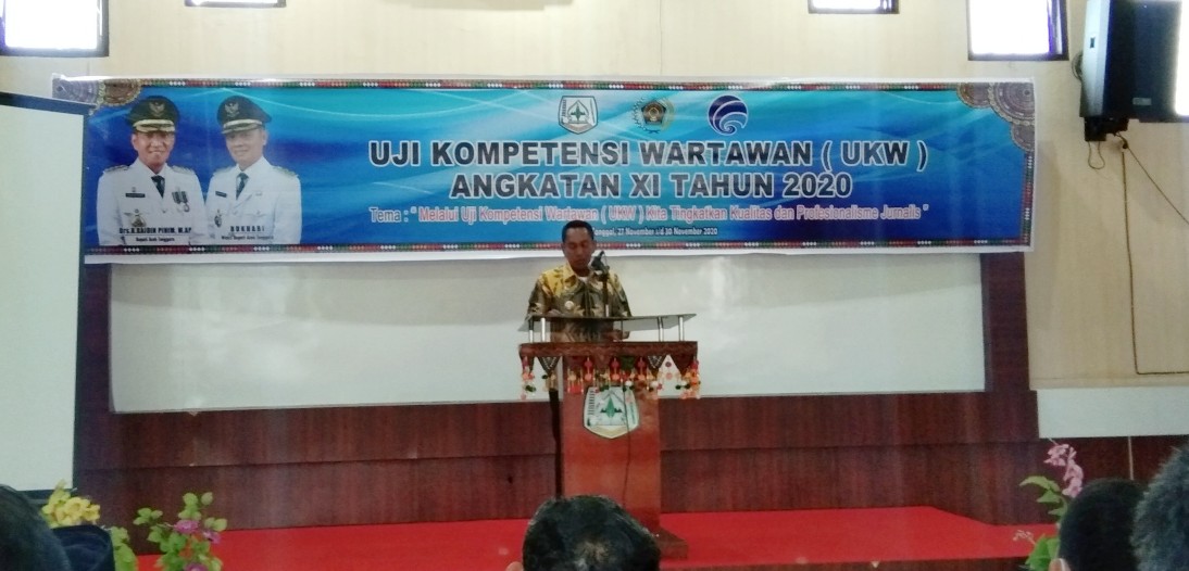 Foto : Bupati Agara, Raidin Pinim membuka acara.