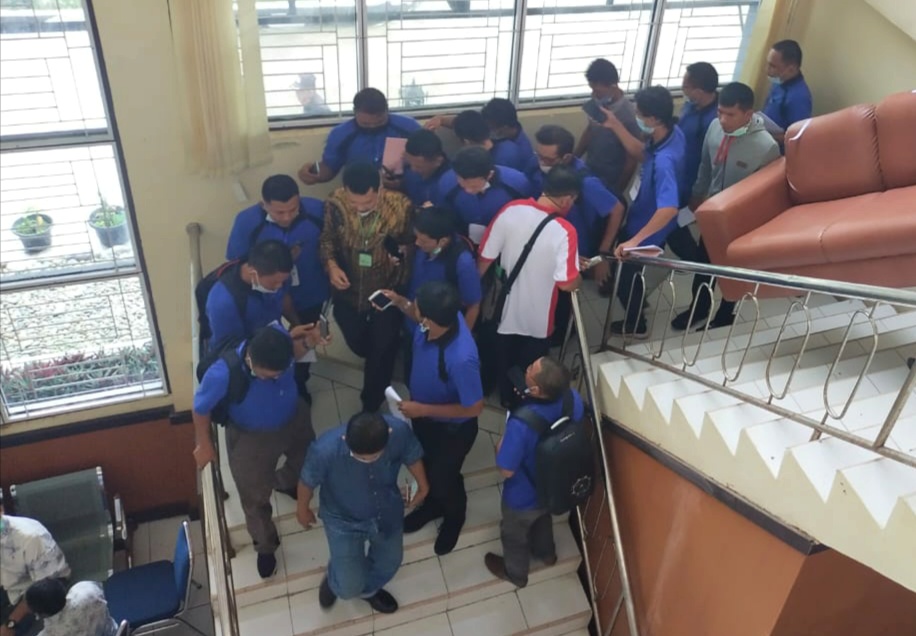 Foto : Sesi wawancara cegat (door stop).