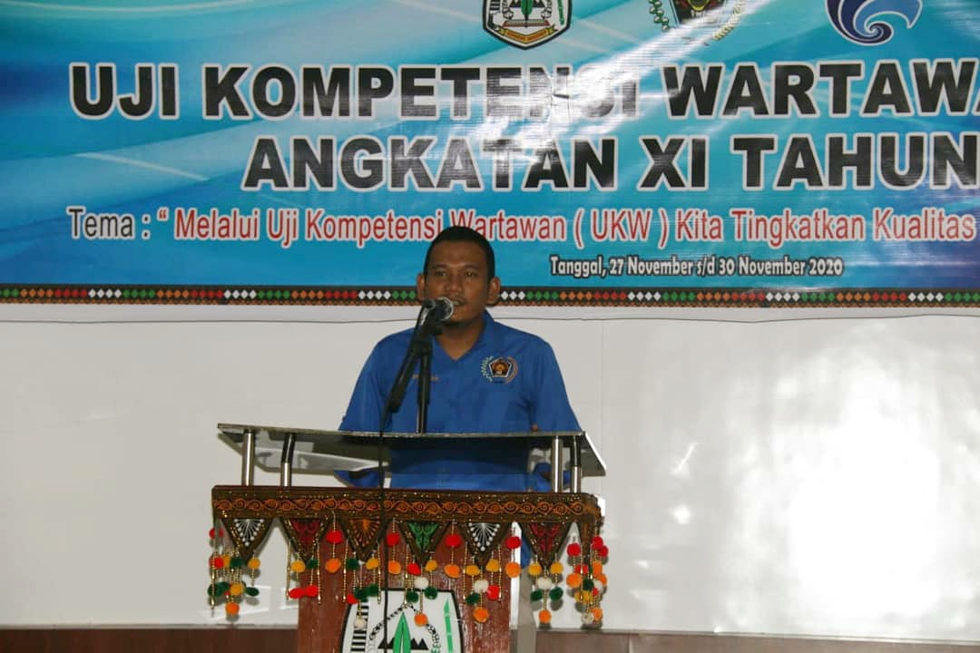 Foto : Ryan Mufti (wartanusa.id) menyampaikan pesan dan kesan mewakili peserta UKW 11 Aceh Tenggara, Kutacane.