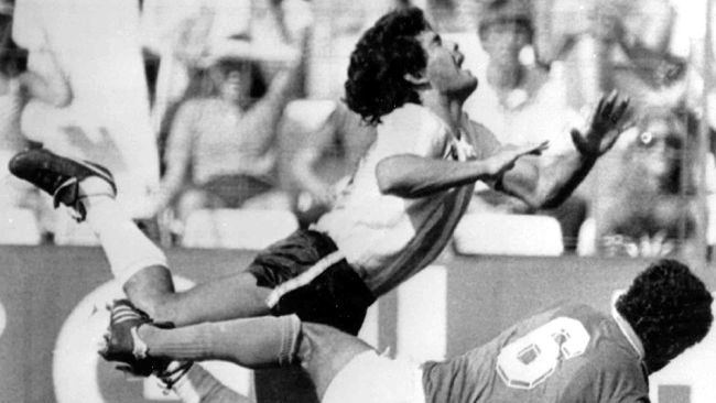 Maradona saat mendapat takle keras dalam pertandingan