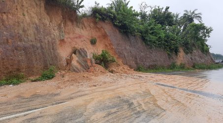 Foto : Tanah longsor di Gampong Pondok Kemuning, Kecamatan Langsa Lama.