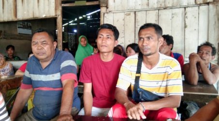 Foto : Sekdes Birem Keude (baju kuning) didampingi perangkatnya (baju merah) bersama warga.