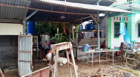Foto : Pengurus Dayah Yasmin membersihkan puing-puing sampah di tempat usaha air.