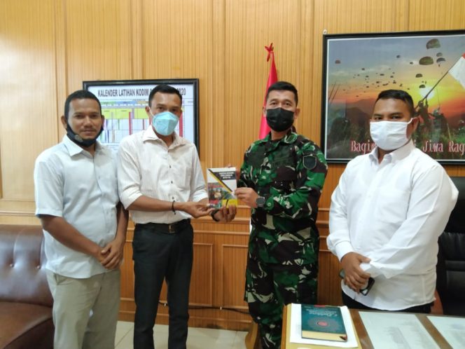 
 Dandim Aceh Timur Apresiasi Buku Eddyanto