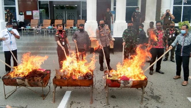 
 Kejari Langsa Musnahkan BB dari 58 Perkara Tipidum