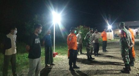 Teks Foto : Tim SAR gabungan sedang terima arahan.