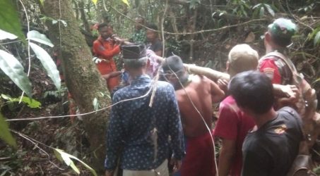 Foto : Tim berhasil mengevakuasi korban dan membawanya menggunakan tandu.