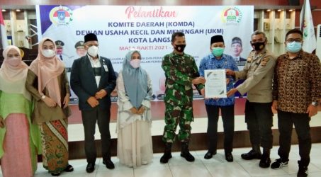 Foto : Penyerahan penghargaan kepada Wakil Wali Kota Langsa, Dr 