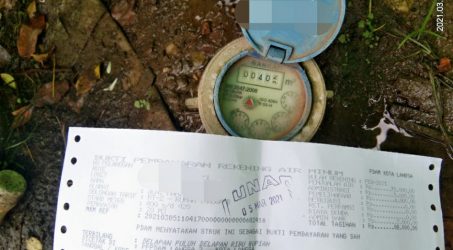 Foto : Dugaan Mark Up tarif air. Struk pembayaran dan angka meter tidak sesuai.