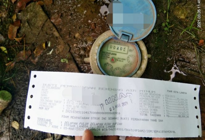 
 Foto : Dugaan Mark Up tarif air. Struk pembayaran dan angka meter tidak sesuai.