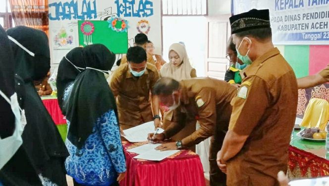 
 Kadisdikbud Aceh Timur Lantik Delapan Kepala TK