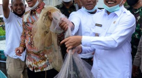 Foto : Kepala perwakilan BI Aceh (Baju batik)saat mengunjungi tambak M. Isa di Gampong Seuriget Kecamatan Langsa Barat.