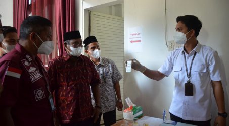 Teks : Pelaksanaan test urine Kepala OPD Pemko Langsa. Kamis (29/04/2021).