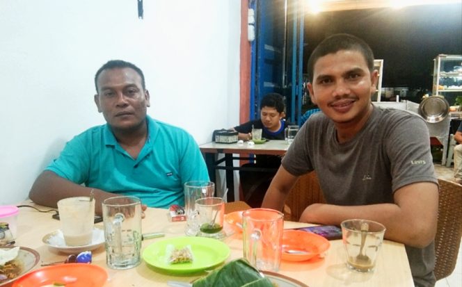 
 Foto : Pengusaha/Petani tambak M. Isa (baju biru) bersama rekan.