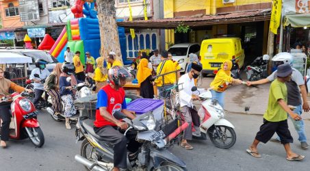 Teks Foto : Pengurus DPD II Partai Golkar Langsa membagikan takjil kepada pengguna jalan yang melintasi Sekretariat.