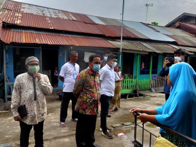 
 Foto : Asisten Deputi (Asdep) Badan Nasional Pengelolaan Perbatasan Republik Indonesia (BNPP RI) bidang Infrastruktur Ekonomi dan Kesra, Nurdin, saat melakukan kunjungan kerjanya ke Gampong Pusong.