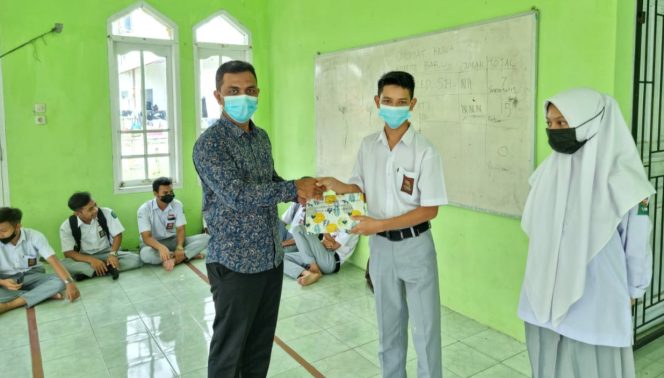 
 Kegiatan Dinul Islam Ditutup, Kepsek SMAN 4 Langsa Beri Hadiah kepada Siswa Prestasi