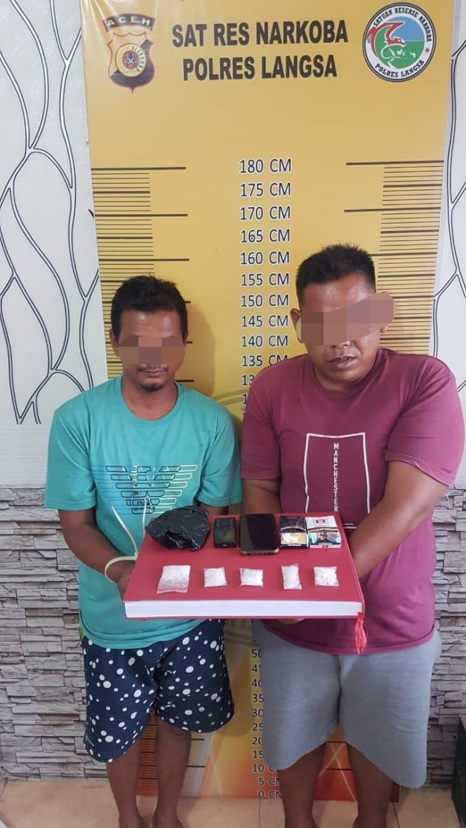 
 Dua Pria bersama Lima Paket Sabu Digelandang ke Polres Langsa