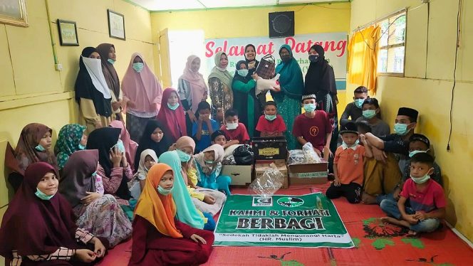 
 Kahmi dan Forhati Langsa Berbagi Paket Lebaran
