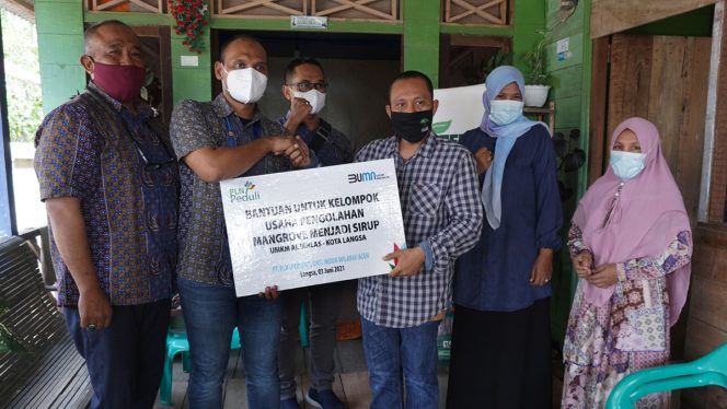 
 PLN UP3 Langsa Salurkan TJSL untuk Pengembangan Produk Mangrove