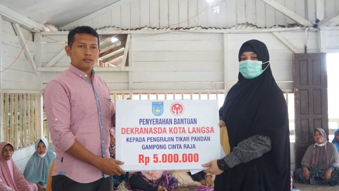 
 Akan Diikut Lombakan, Pengrajin Tikar Cinta Raja Terima Pembinaan dari Dekranasda Langsa