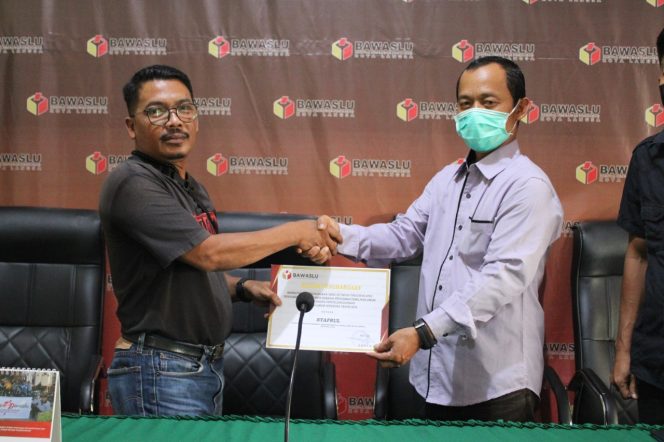 
 Pengawas Pemilu di Langsa Terima Piagam Penghargaan