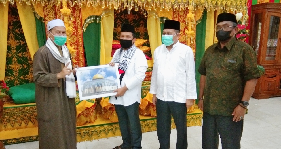 Foto : Penyematan Syal Palestina dan pemberian foto Mesjid Al Aqsa kepada Wali Kota, Wakil Wali Kota dan Sekda Langsa.