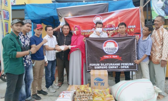 
 Pemuda Simpang Empat Opak Salurkan Bantuan untuk Korban Kebakaran