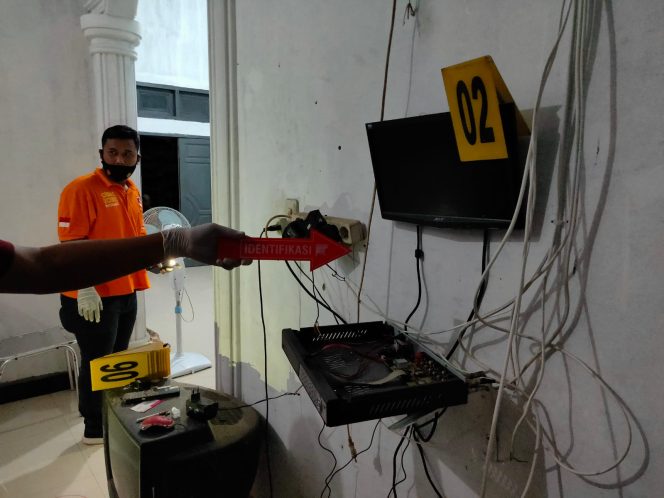 
 Teks : Server CCTV di rumah korban hilang.