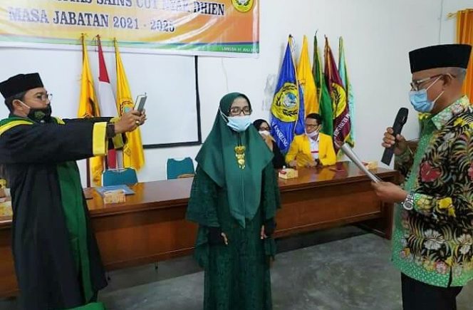 
 Foto : Pengambilan sumpah Dr Desi Pasca Sari Sembiring, SE. SP. M,Si sebagai Rektor USCND Langsa oleh Ketua Yayasan Cut Nyak Dhien Gampong Jawa, Drs. H. Abdullah Hitam BSc.