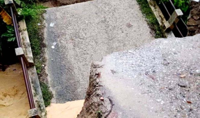 
 Dihantam Banjir Jembatan Kampung Selamat Aceh Tamiang Roboh