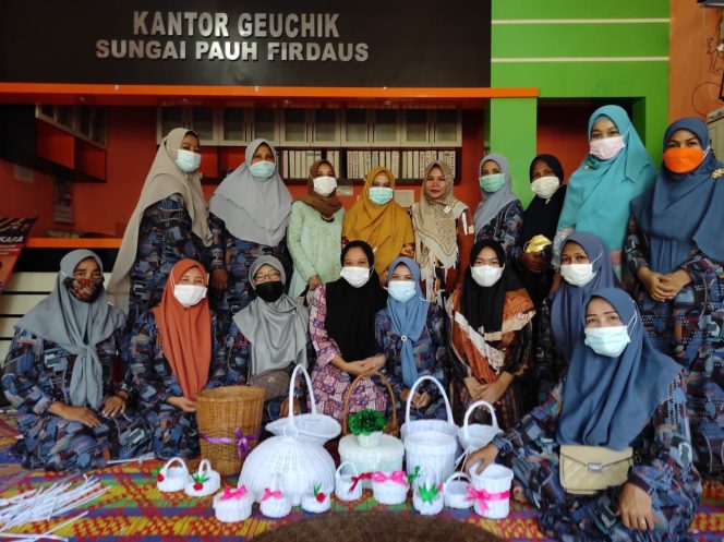 
 Dosen Unsam Latih PKK Sungai Pauh Firdaus Manfaatkan Limbah menjadi Kerajinan Tangan