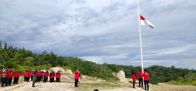 
 HUT RI ke 76, Pemerintah Gampong Pondok Kemuning Gelar Upacara di Puncak Bukit