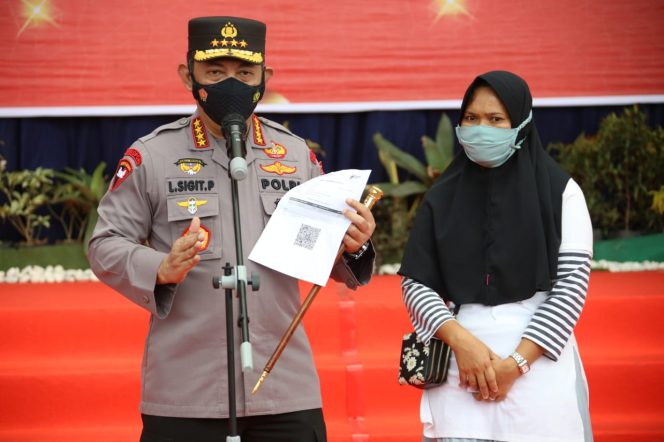 
 Kapolri Minta Semua Lokasi Pusat Aktivitas Warga Dipasangi Aplikasi PeduliLindungi