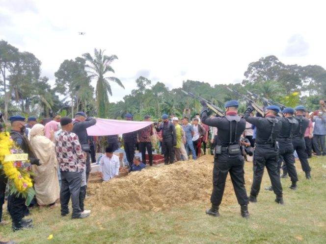 
 Tembakan Salvo Iringi Pemakaman Bharada Muhammad Kurniadi Sutio