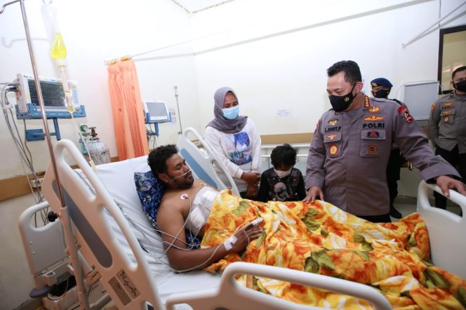 
 Kapolri Beri Spirit Anggotanya yang Dirawat akibat Baku Tembak dengan KKB di Papua