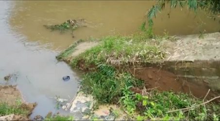 Foto : Erosi sebabkan talud bantaran krueng Langsa roboh.