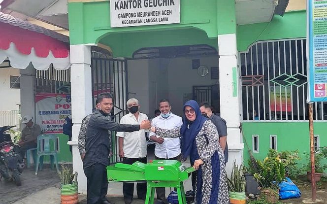 
 Foto : Dr Nurlina bersama tim PKM saat menyerahkan satu unit alat pencacah rumput kepada mitra kelompok Ternak Sapi yang diterma oleh Geuchik Gampong Meurandeh Aceh, Tgk. Asnawi.