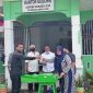 Foto : Dr Nurlina bersama tim PKM saat menyerahkan satu unit alat pencacah rumput kepada mitra kelompok Ternak Sapi yang diterma oleh Geuchik Gampong Meurandeh Aceh, Tgk. Asnawi.