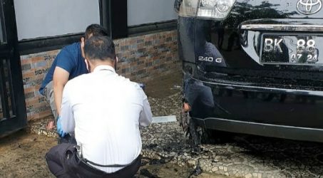 Foto : Identifikasi pembakaran mobil ketua YARA Langsa.