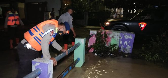 
 Dua Desa di Langsa Banjir, Brimob Aramiyah Terjunkan Personil ke Lokasi