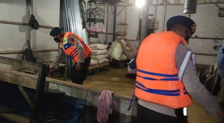 Foto : Brimob membantu membersihkan rumah warga.