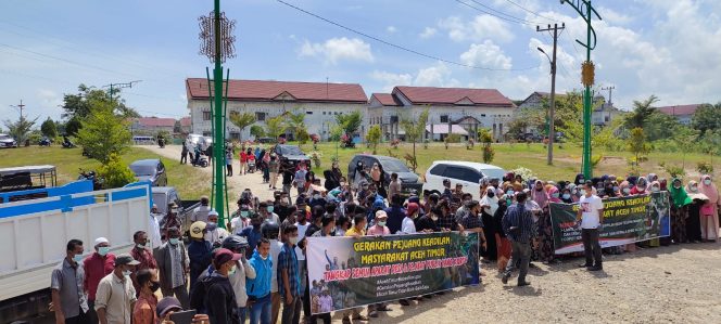 
 Ratusan Massa Kepung Kantor Bupati dan Kejari Aceh Timur