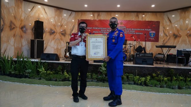 
 Yasonna Serahkan Sembilan Kekayaan Intelektual ke Korpolairud Polri